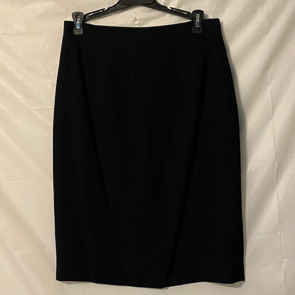 Liz Claiborne Classic Black Pencil Skirt. Back zip. Lined. Dry clean only.